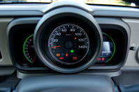 メーターは全てのグレードで写真の3眼式となる。スピードメーター中央に見える緑の葉型は、全車に標準で備わる「ECONモード」のスイッチが入っていることを示すもの。これにより、エンジンやCVT、エアコンを協調制御。燃料消費を抑えることができる。