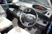 インテリアの開発テーマは「オープンカフェ」。広々感と視界のよさがアピールポイントだ。