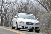 0-100km/h加速に要する時間は、5.1秒。路面状況やホイールの回転状況を毎秒数百回モニタリングしショックアブソーバーを電子制御、上質で快適な乗り心地とスポーツカーの操縦性を両立させたという。