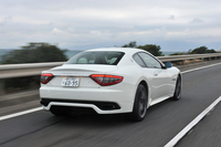 マセラティ・グラントゥーリズモ スポーツ MCオートシフト
    ボディーサイズ：全長×全幅×全高＝4885×1915×1355mm／ホイールベース：2940mm／車重：1950kg／駆動方式：FR／エンジン：4.7リッターV8 DOHC 32バルブ／トランスミッション：6AT／最高出力：460ps/7000rpm／最大トルク：53.0kgm/4750rpm／タイヤ：（前）245/35ZR20 （後）285/35ZR20／価格：1750万円（消費税5％込み）