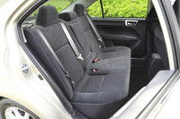 ガソリン車「カローラ アクシオ 1.5G」の後席。シートの下に“足抜きスペース”を確保するなど、乗降性にも配慮したという。
    