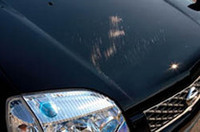 キズがもとに戻るクリア塗料、日産が開発の画像