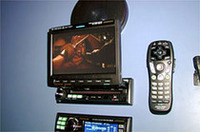 【写真上】Pioneer　AVH-P7500DVD＆AVH-P6500DVD2003年のトレンドともいえるインダッシュモニター＆DVD/CDプレーヤーを1DINボディに一体化したAVレシーバー。DVDビデオばかりかDVDオーディオの再生も可能。ハイダウェイユニットに50W×5chアンプを内蔵しているのでDVDオーディオのマルチチャンネルも手軽に楽しめる。上級機のAVH-P7500DVDにはドルビーデジタル/dtsデコーダーも内蔵する【写真下】ALPINE　IVA-D900DVD/CD/MP3の再生が可能なモービルマルチメディアステーション。インダッシュモニターは7インチワイドで内蔵アンプは50W×4の出力。デジタル出力を装備しており、PXA-H700をプラスすることでドルビーデジタルやdtsの本格サラウンド再生、および高度なデジタル音場補正に対応する