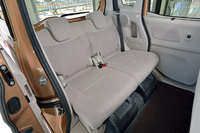 260mmという長い前後スライド調整機構を持つリアシート。開口幅が580mmというリアスライドドアもあって、乗降性に優れている。