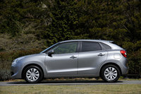 ブラックアウトされたAピラーや、リアへ向かうにつれて上がっていくベルトラインなどが特徴的なサイドビュー。ゆるやかな傾斜のフロントウィンドウや、全車標準装備となるリアルーフスポイラーなど、空力性能にも配慮がなされている。