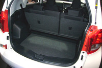 荷室の様子。側面に設けられたレバーの操作で、荷室側からもリアシートを畳むことができる。