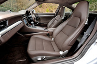 試乗車のシートは標準タイプ。シート表皮は「エスプレッソ」カラーのナチュラルレザー。