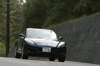 【スペック】
    RX-8(4AT)：全長×全幅×全高＝4435×1770×1340mm/ホイールベース＝2700mm/車重＝1330kg/駆動方式＝FR/水冷式直列654cc×2ローター（210ps/7200rpm、22.6kgm/5000rpm）/車両本体価格＝240.0万円
    
    