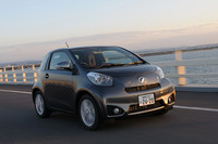 「→（ゴー）」のトランスミッションは、マニュアルモードで変速ができるシーケンシャルシフトマチックとなる。