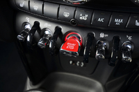 センターパネルには引き続きトグルスイッチが。中央の赤いのはエンジン・スタート／ストップ用スイッチ。