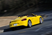 運動性能に関連する装備としては、状況に応じてエンジンマウントの硬さを変化させる「ダイナミックエンジンマウント」や、機械式デファレンシャルロックを備えたトルクベクタリング機構などが標準で採用される。