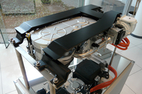 「マツダREレンジエクステンダー」の模型。重量は9リッターのガソリンタンクを含めて100kgとなっている。
    