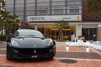 ニコル・コンペティツィオーネのショールーム。手前は「フェラーリ・フォー」。
    