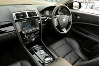 テスト車の内装は、ブラックレザーによる引き締まった雰囲気のもの。