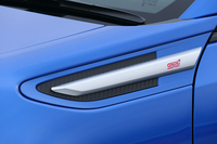 フロントフェンダーガーニッシュには「STI」のロゴがあしらわれる。