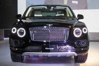 フロントまわりには「コンチネンタル」や「フライングスパー」との共通性を感じさせる。