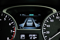 安全装備のLDW（車線逸脱警報）やBSW（後側方車両検知警報）は、メーカー純正ナビとのセットオプションとなる。
    