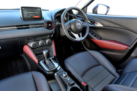 中間グレード「XDツーリング」のインテリア。黒を主体としつつダークレッドのアクセントを入れることで、ストイックさにかたよりすぎない独自のスポーティー表現を試みたという。