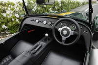 極めてシンプルなインストゥルメントパネル。メーター類と横並びに、ウインカーやワイパー、ヘッドランプなどのスイッチが置かれる。レザーシート（合成皮革）は、8万2800円のオプション。