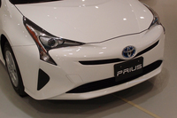 個性的なデザインのフロントまわり。グリルには、冷却水の温度と空気抵抗を調節するシャッターが備わっている。