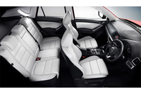 「CX-5」のインストゥルメントパネル。ピュアホワイトの本革内装が新設定された。
    