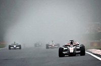 スタートで4台を抜き6位を走行した佐藤琢磨。好走をつづけるかに見えたが、セーフティーカー後の再スタート時、ブレーキングポイントをミスし前を走るミハエル・シューマッハーを小突き、両車はスピン、リタイアをきっした。一方、チームメイトのジェンソン・バトンは、タイヤ交換でドライに賭け失敗したドライバーのひとりだったが、16位から見事に順位をあげ、結果3位でゴール。これでBARホンダは、コンストラクターズランキングでレッドブル・レーシングを抜き、6位となった。（写真＝本田技研工業）