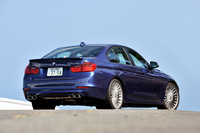 試乗車のボディーカラーはアルピナブルー。「デコセット」と呼ばれるボディーサイドのデコレーションラインはシルバー。