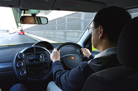 WiLLサイファをドライブするトヨタ自動車の豊田章男常務取締役（アジア本部長、e-TOYOTA部担当）
	（O）
	 