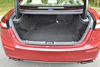 トランク容量は500リッター。後席は60：40の分割可倒式。