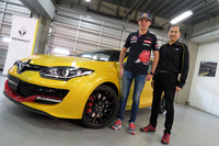 「ルノー・メガーヌR.S. CUP-S」と、F1日本GPのために来日したトロロッソのマックス・フェルスタッペン選手（写真左）、ルノー・ジャポンの大極 司代表取締役社長（同右）。