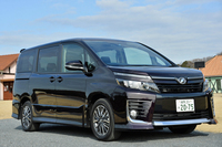 ガソリン車には、エアロパーツと16インチアルミホイールを装備するグレード「ヴォクシーZS」（写真）と「ノアSi」がラインナップされる。
    