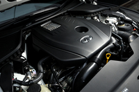 「200GT-t」の2リッター直4直噴ターボエンジン。基本的には「メルセデス・ベンツE250」などと共通のユニットで、最高出力211ps、最大トルク35.7kgmを発生する。
    