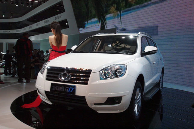吉利が初公開した小型SUV「全球鷹GX7」。