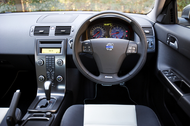 ボルボC30 T-5/S40 2.4i/V50 T-5 R-DESIGN（FF/5AT）【試乗記】 限定