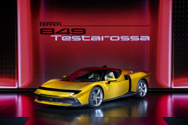 新型「フェラーリ849テスタロッサ」発表イベントの会場から 内装・外装