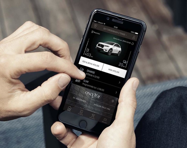 車内空調や充電のプリセットなどは、手元のスマートフォンを介して行うことも可能。