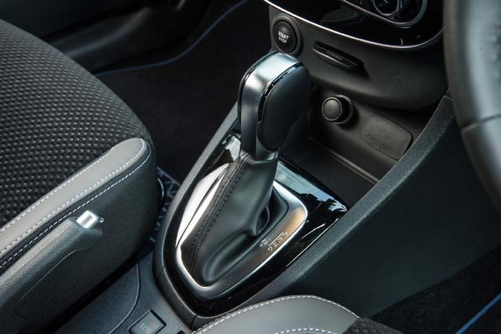 トランスミッションは、デュアルクラッチ式の6段ATを採用する。