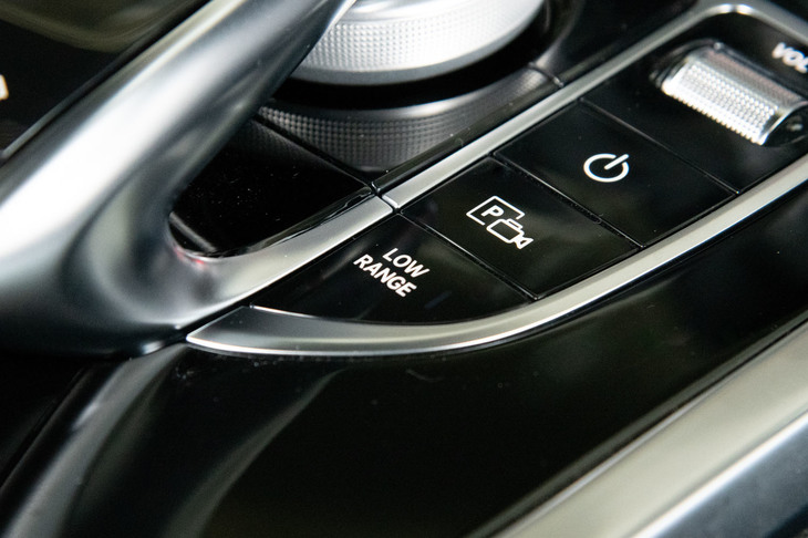 センターコンソールに備わるローレンジのオン／オフスイッチ。ローレンジのギアレシオは2.93と、従来モデルの2.1から大幅に低められている。