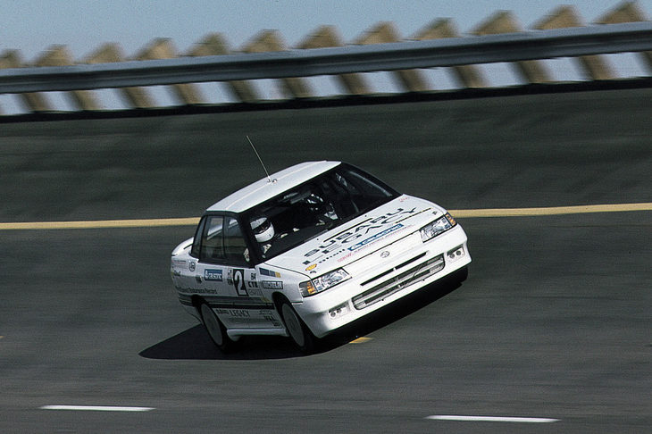 10万km連続走行スピード記録のトライアルに臨む「スバル・レガシィ」。スバルはWRCにもまずはレガシィで挑んだ。