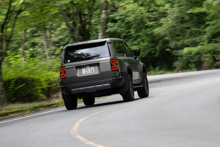 現行「ランドクルーザー」ファミリーのなかでも、気兼ねなく使えるユーザーフレンドリーなキャラクターが魅力の“250”。大型クロスカントリー車が軒並みプレミアム志向となってしまった今日では、希有（けう）でありがたい存在といえるだろう。