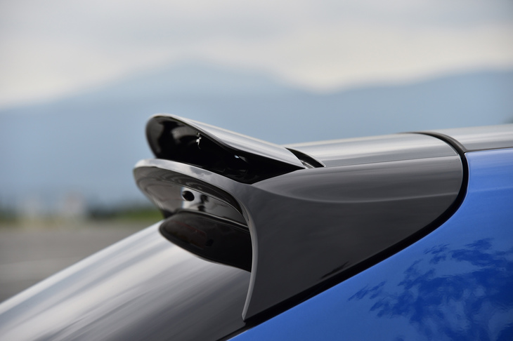 状況に応じて3段階の角度にセットされるアダプティブスポイラー。リアアクスルにかかるダウンフォースを、最大で50kg増大させることができる。