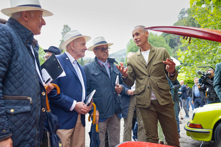 審査員へ向け、自車について説明するエントラント。審査員はそろいの帽子をかぶっているので、すぐにそれと分かる。