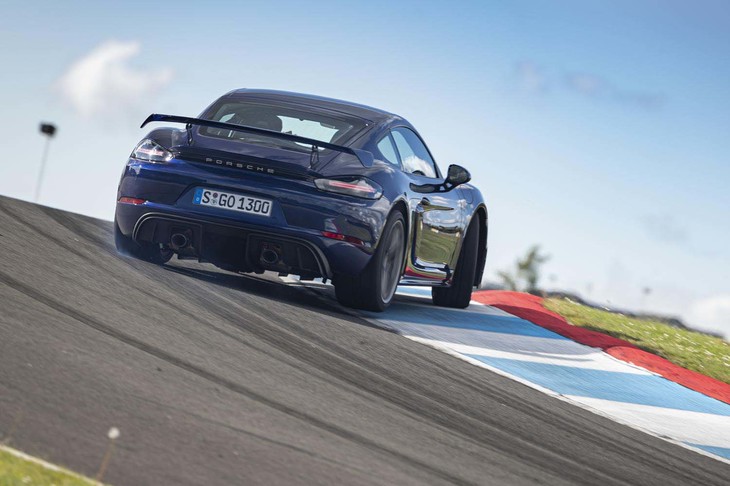 「718ケイマンGT4」と「718スパイダー」には、ポルシェが選定したUHP（ウルトラ・ハイ・パフォーマンス）タイヤが用意される。これを装着した718ケイマンGT4は、ドイツのニュルブルクリンク北コースを先代よりも12秒速いタイムで駆け抜けるという。