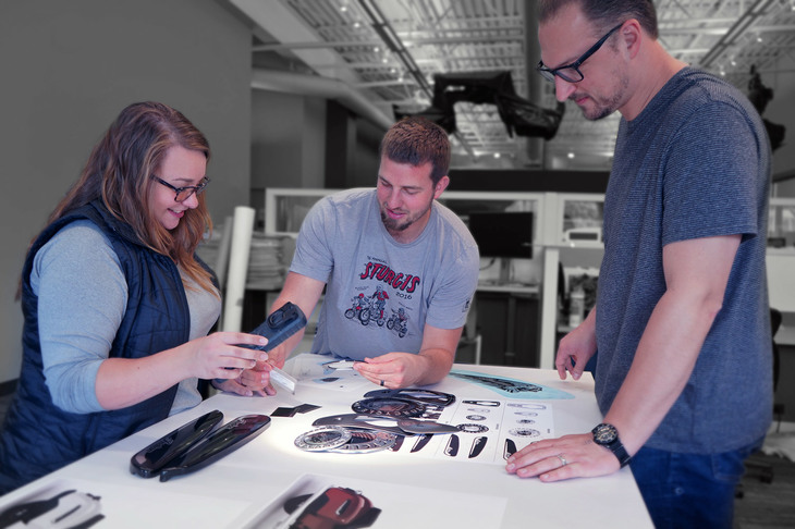 「チャレンジャー」のカラーおよびグラフィックデザインを担当したAJコンチャー氏（中央）と、ジャッキー・ジェンセン氏（左）、イアン・デューン氏（右）。アメリカンモーターサイクルのメンタリティーを理解するメンバーが、インディアンの造形を支えているのだ。