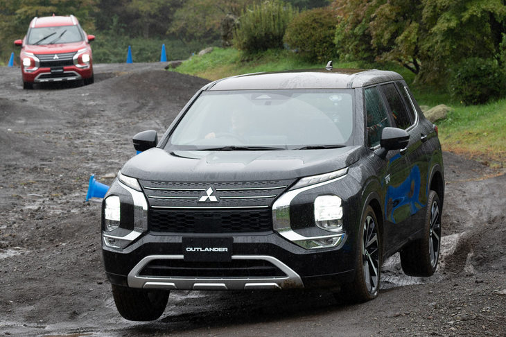 富士ヶ嶺オフロードの特設コースを走破する現行型「アウトランダー」。オン／オフを問わないその走りは、定評のあった従来型と比べても、長足の進化を遂げていた。