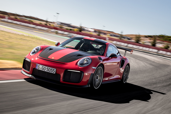 最高出力700psのターボエンジンや、「911 GT3 RS」に迫る軽量化など、大いに注目される「911 GT2 RS」。今回は一般道とサーキットでテストした。（photo：Porsche）