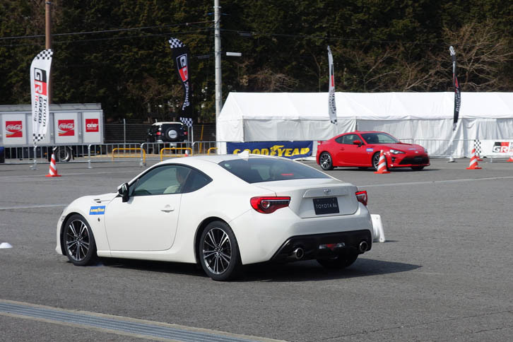 スタッフの運転する「トヨタ86」に同乗しての「フルブレーキング／スラロームエクスペリエンス」。フルブレーキングのステージでは、タイヤのスキール音が聞こえるようなシーンも見られた。