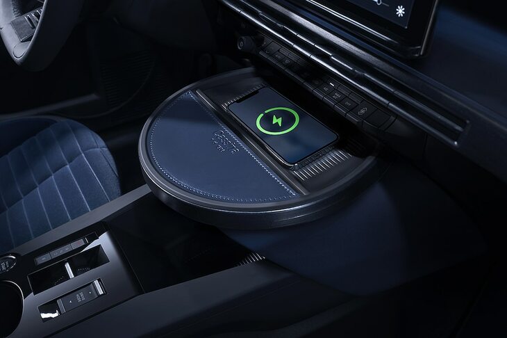 ダッシュボードに備わるコーヒーテーブル。最初は「車内に必要？」と思っていたが、存外に機能的だった。