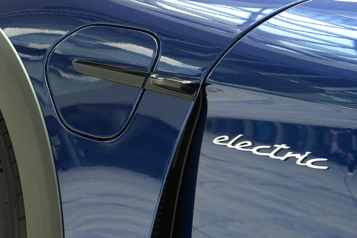 ポルシェ・タイカン4クロスツーリスモ（急速充電口のカバーと「electric」のロゴ）