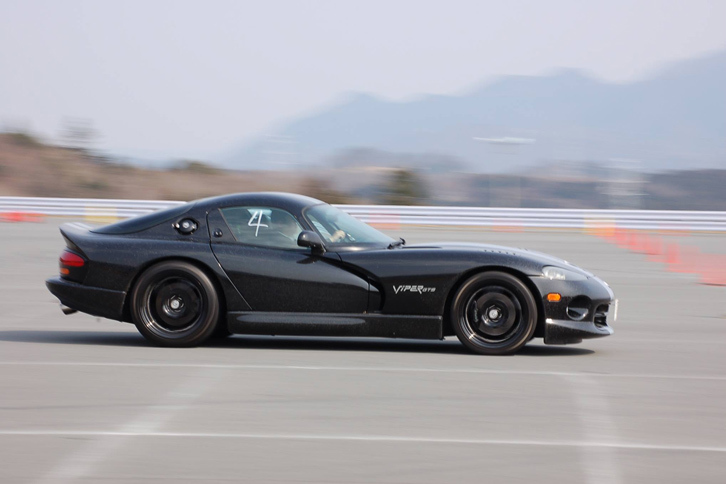 コースを突っ走る記者の「バイパー」。そういえば、振られたゼッケンナンバーは不吉なことに「4」だったな……などと、写真を見て思い出した。次回は「13」でお願いします。（写真＝オートクロス事務局）